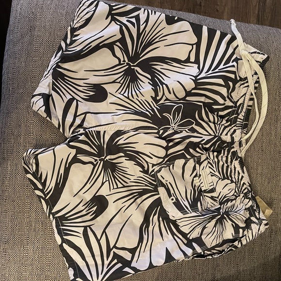 Tommy Bahama swim trunks - Picture 4 of 5
